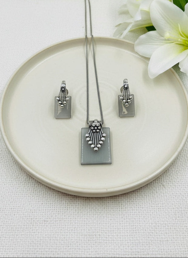 Silver Oxidized Neck chain Pendant Necklace set in Geometric pattern Monalisa Stones
