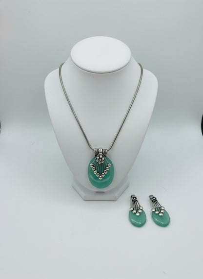 Silver Oxidized neck chain pendant necklace set in oval Monalisa Stones